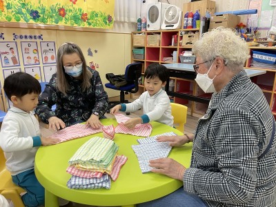 「冬日探訪活動」製作毛巾花 Making Towel Flowers During the Winter Visit 